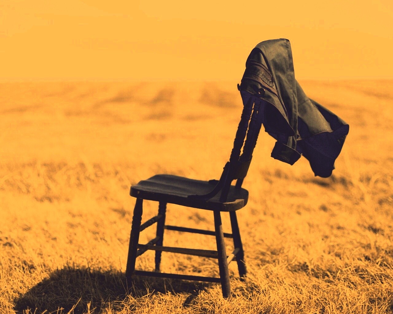 Стул в поле обои
