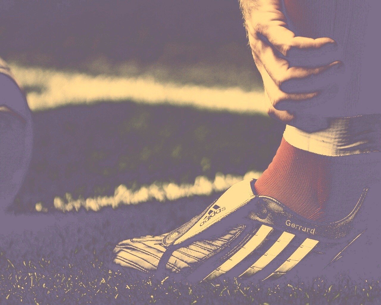 Левая нога футболиста в бутсе обои