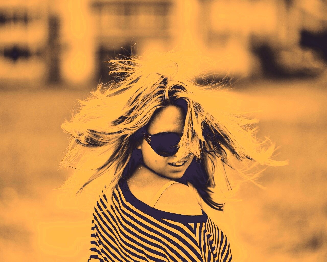 Девушка в тельняшке обои