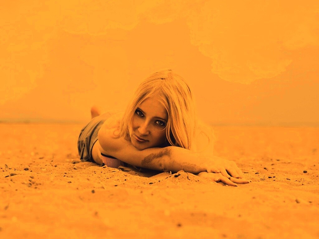 Девушка на пляже обои