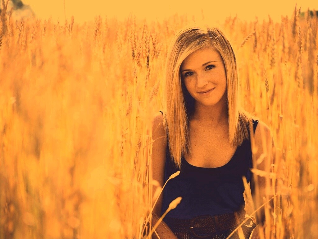 Девушка во ржи обои