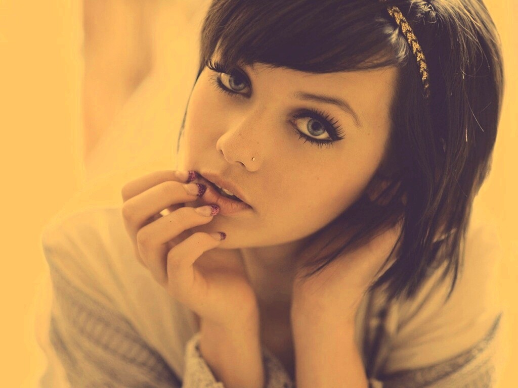 Задумчивая девушка обои