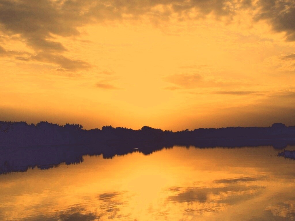 Закат отражается в озере обои