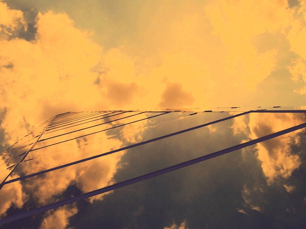 Стеклянный небоскреб уходящий в небо обои