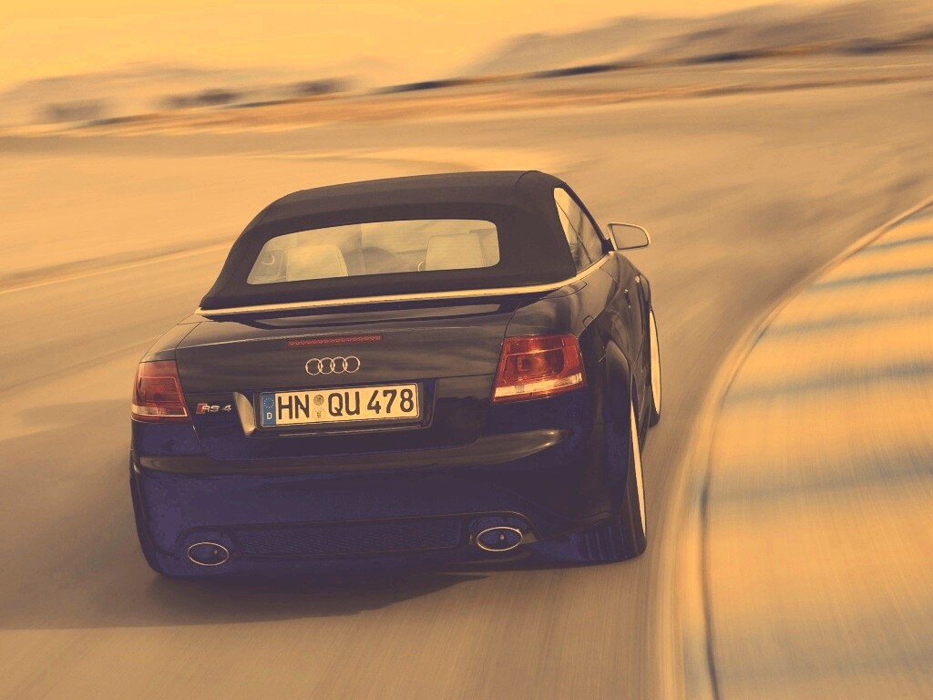 Audi RS 4 с тряпичной крышей обои