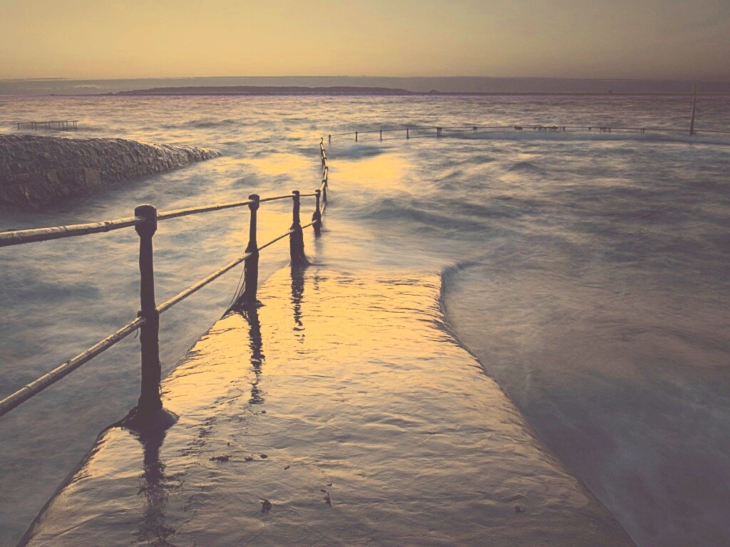 Пирс уходящий в море обои