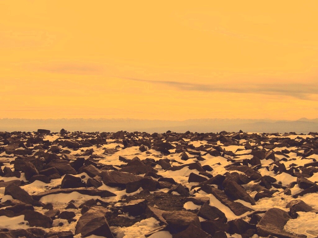 Заснеженная каменистая равнина обои