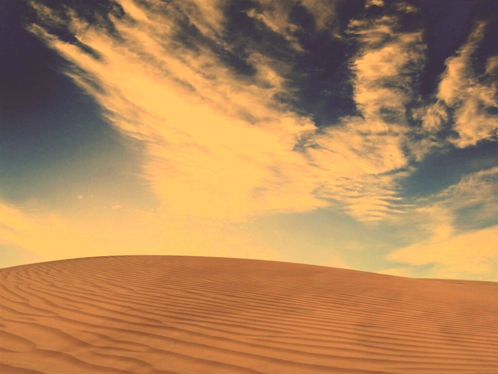Облака над пустыней обои