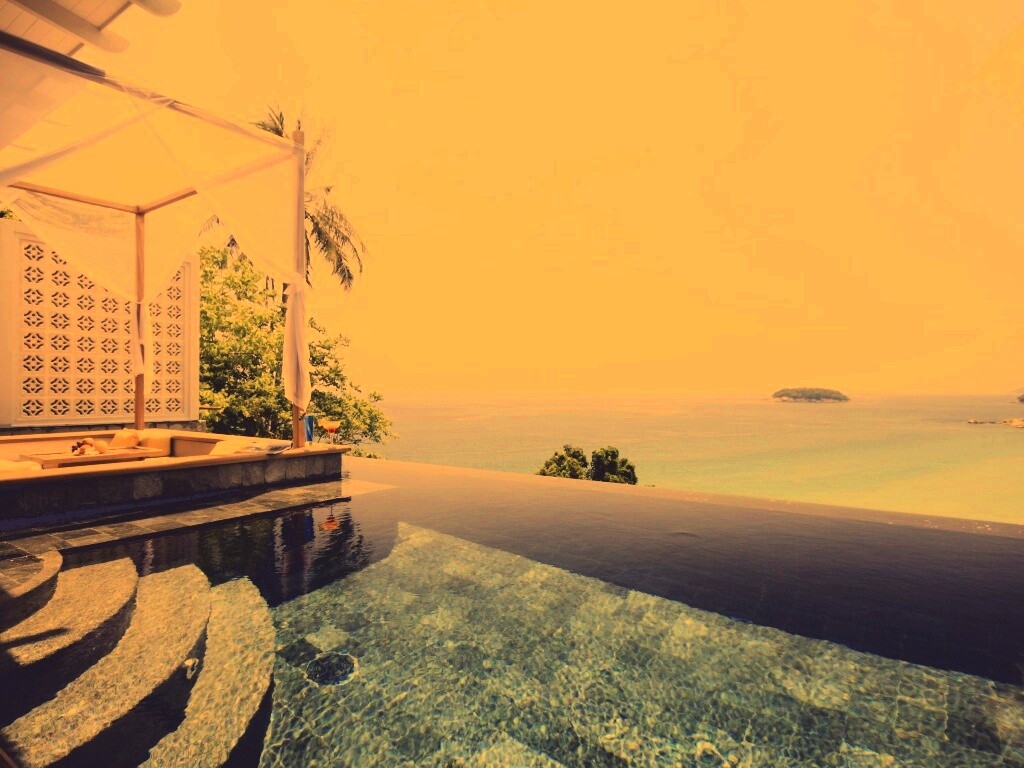 Бассейн на берегу моря обои