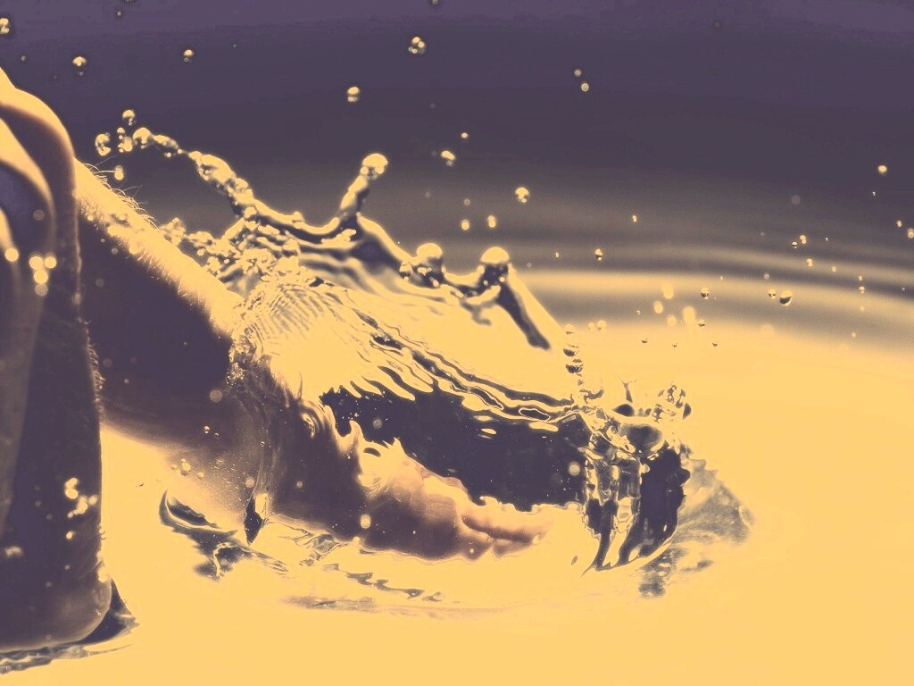 Палец в воде обои