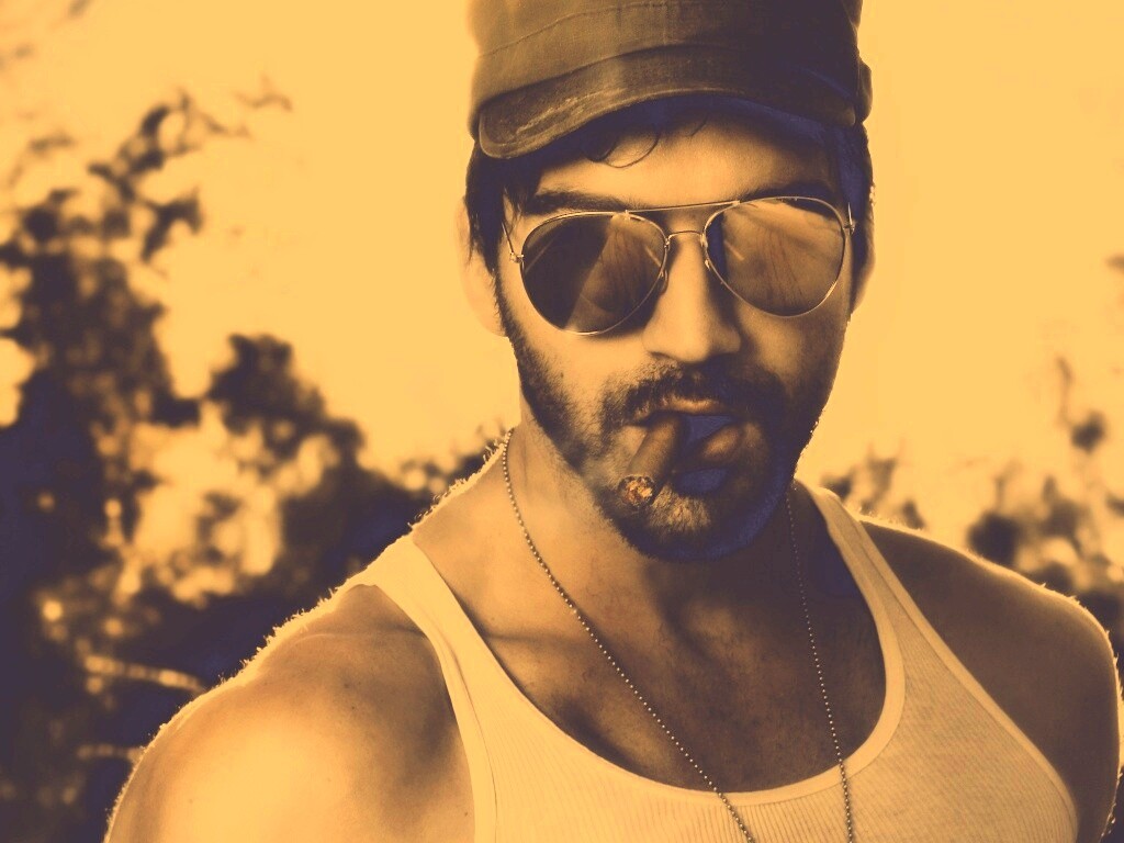 Суровый парень с сигарой обои