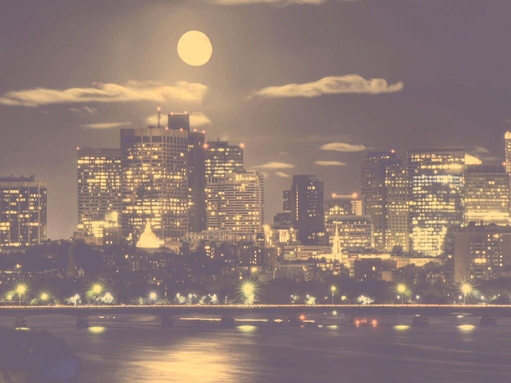 Луна над мегаполисом обои