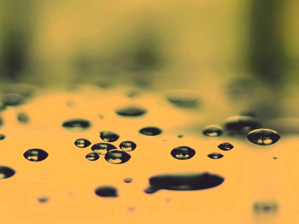 Темные капли на зеркальнйо поверхности обои