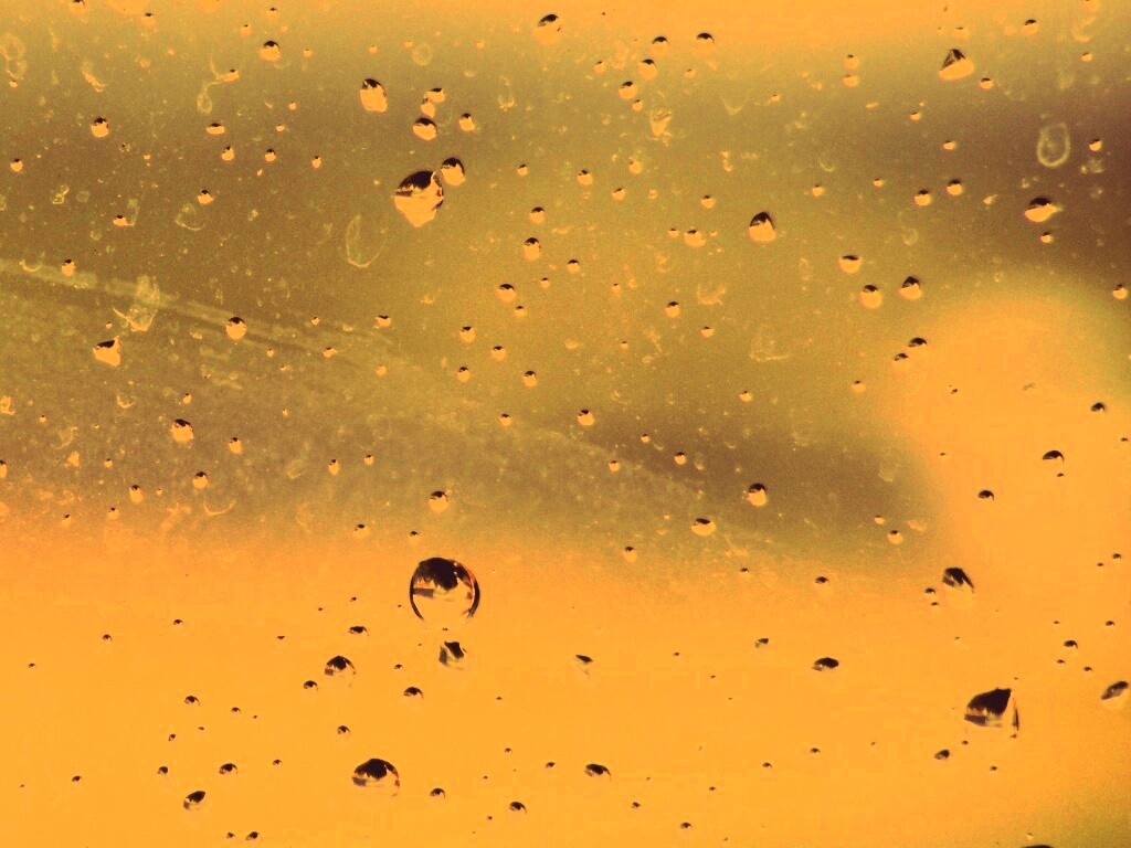Капли на грязном стекле обои