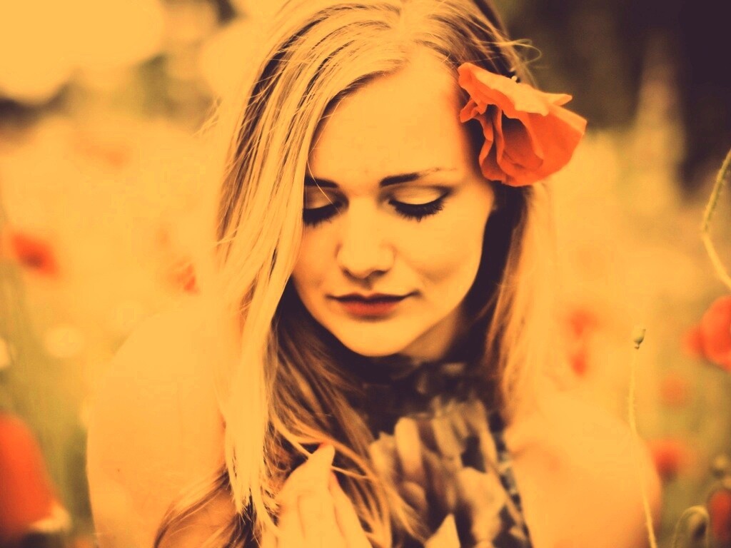 Блондинка в маках обои