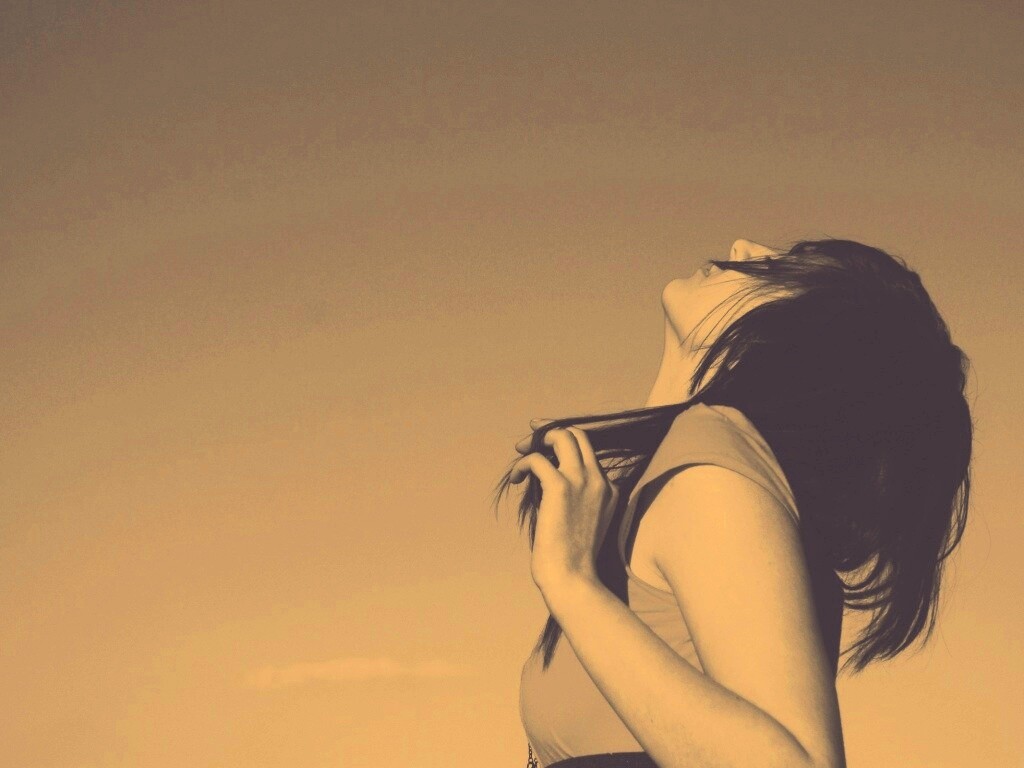 Взгляд брюнетки в небо обои