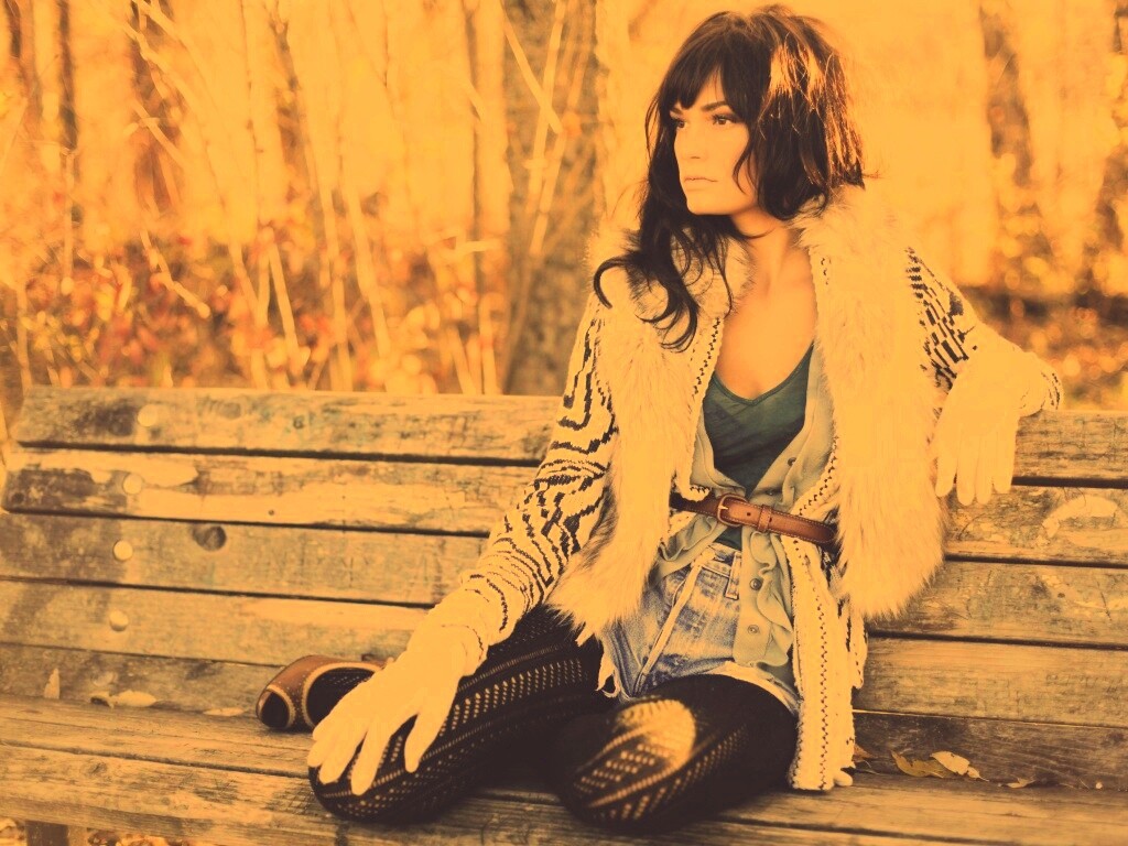 Красивая девушка сидит на скамейке обои