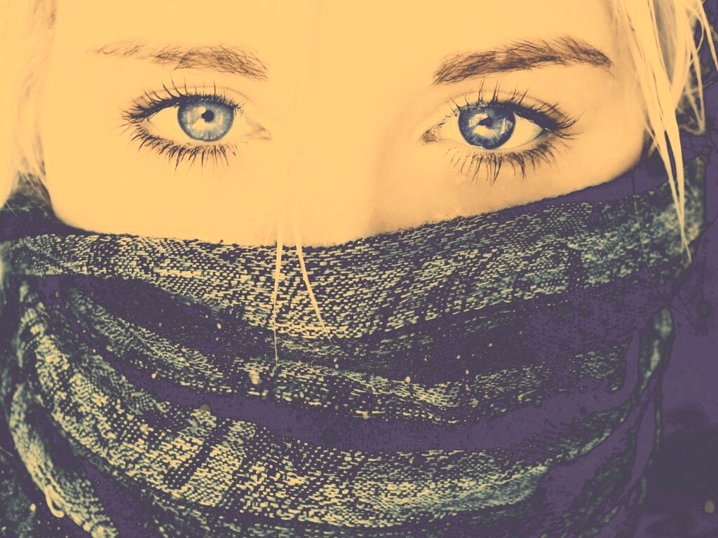 Блондинка с шарфом на лице обои