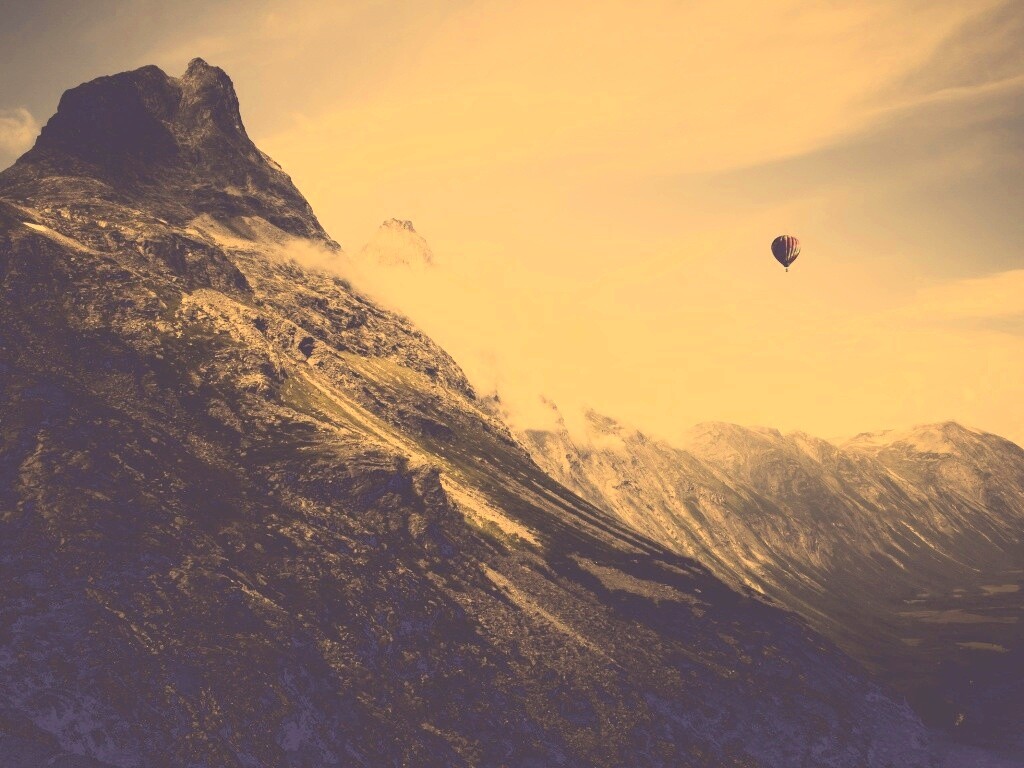Воздушный шар в горах обои