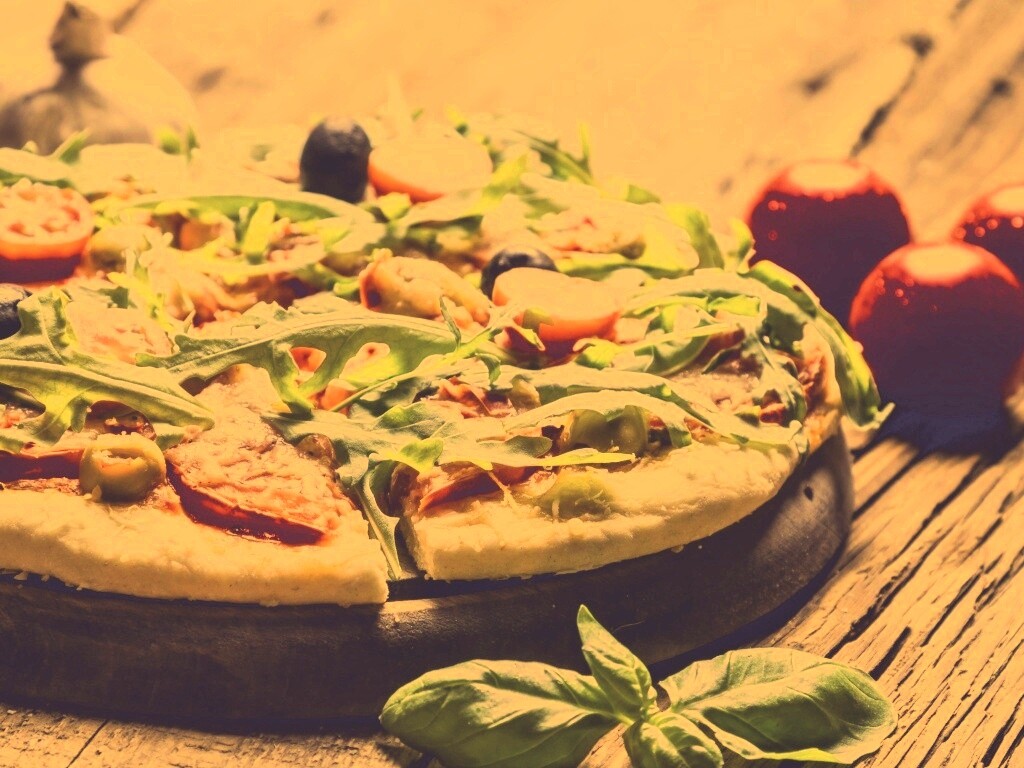 Свежая пицца с рукколой обои