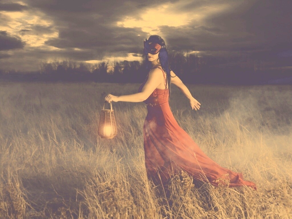 Девушка со свечей обои