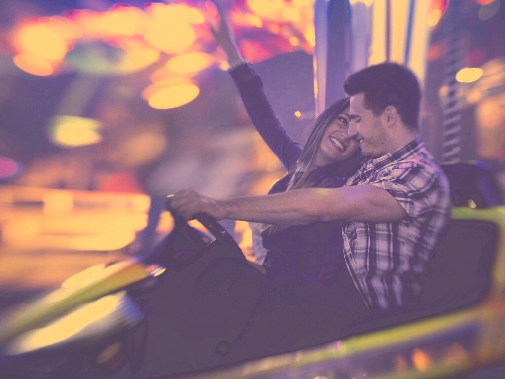 Счастливая пара на аттракционах обои