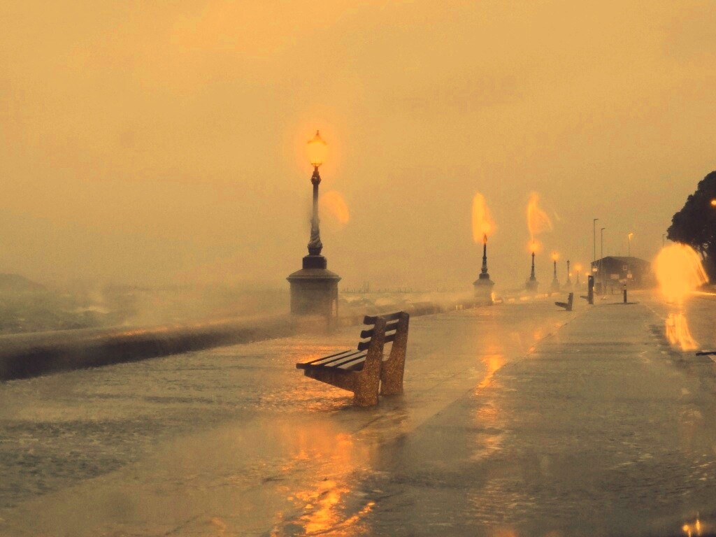 Набережная в ливень обои