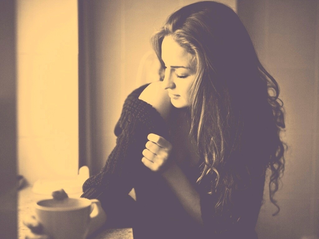 Обнаженное плечо и чашка кофе обои