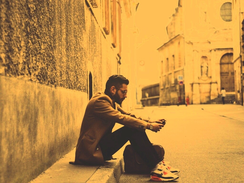 Хипстер с телефоном обои