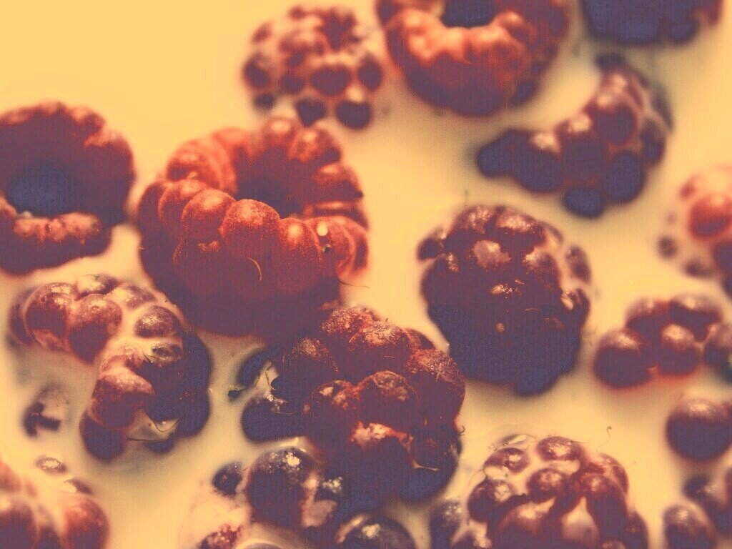 Малина в молоке обои