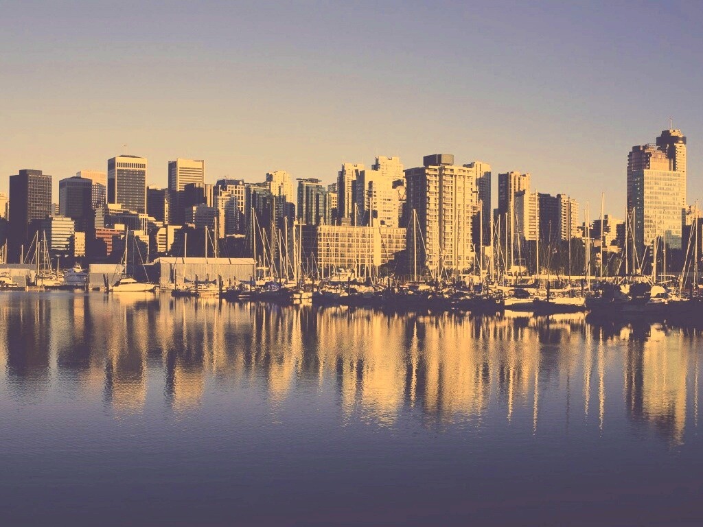 Город у воды обои