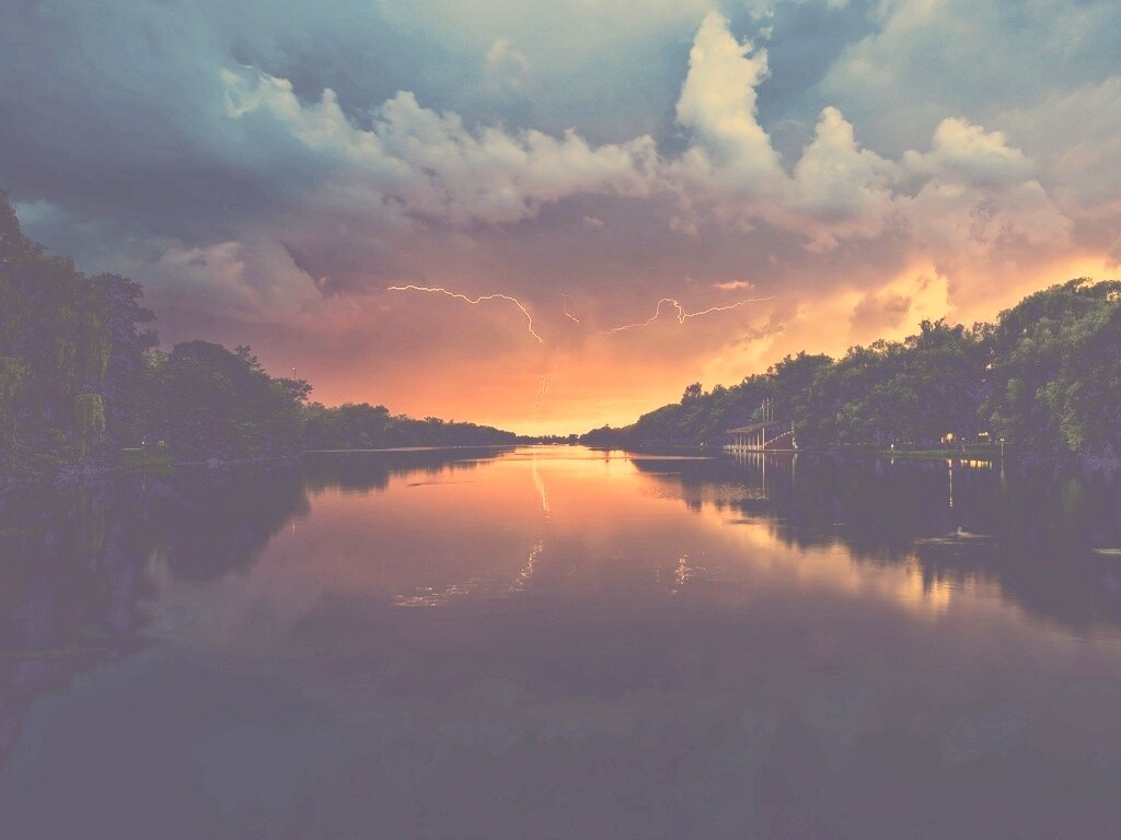 Молнии на фоне заката, стандартные обои mac обои