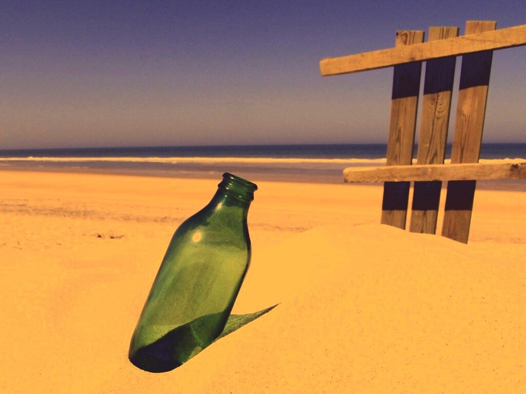 Бутылка на пляже обои