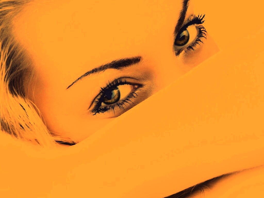 Девушка прикрыла лицо рукой обои