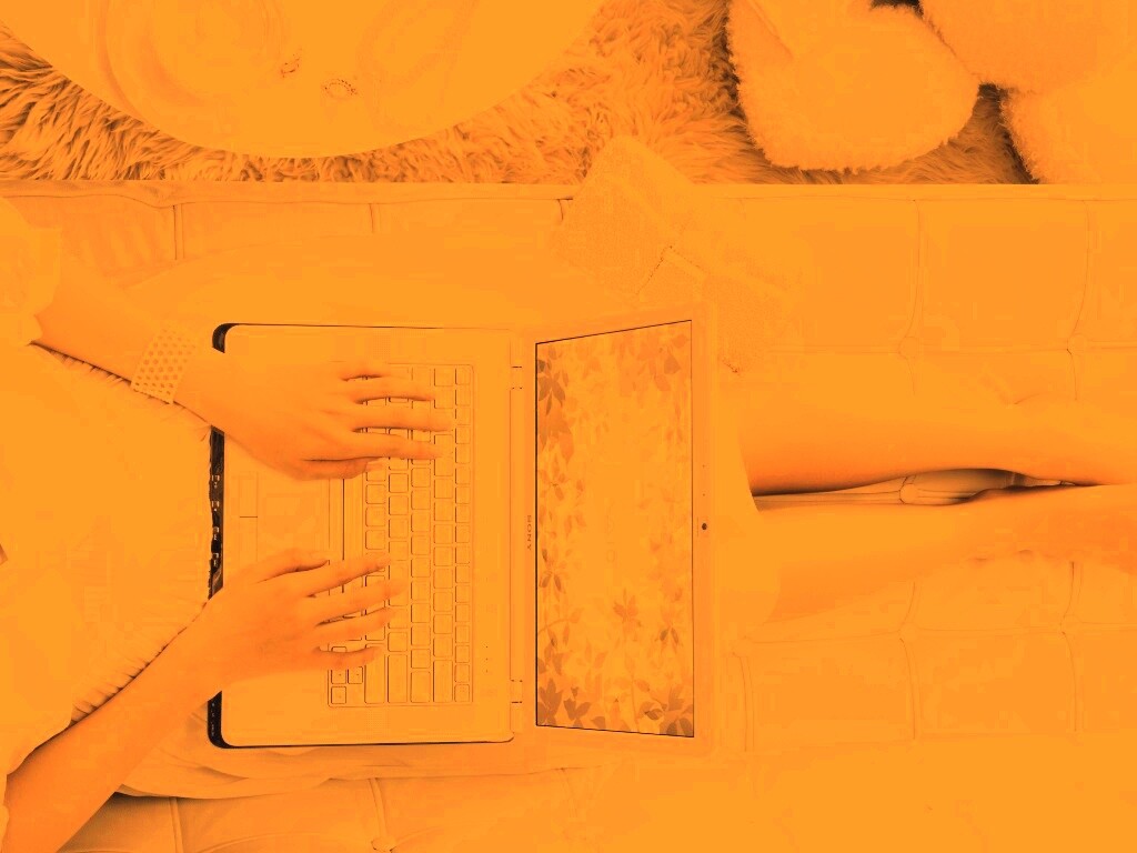 Девушка с ноутбуком vaio обои