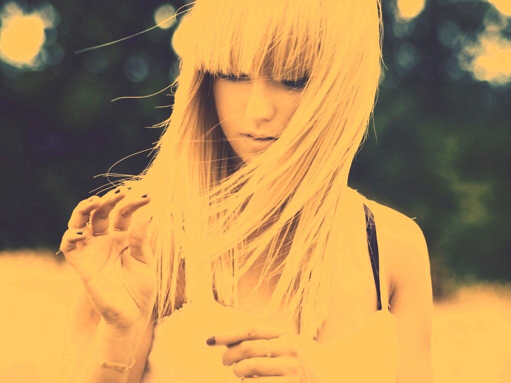 Красивая блондинка с ромашкой обои