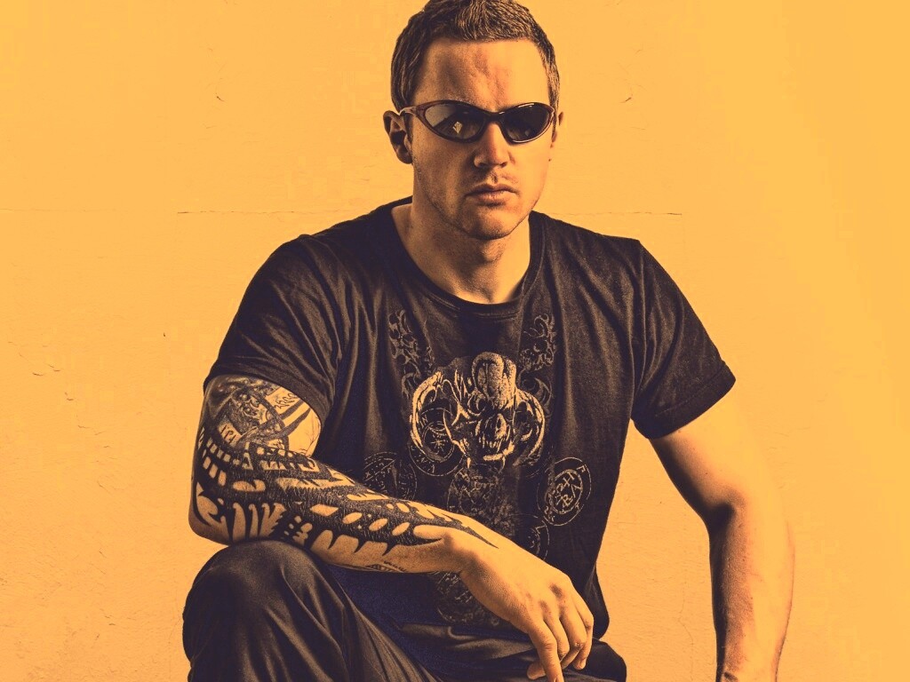 Парень с татуировкой обои