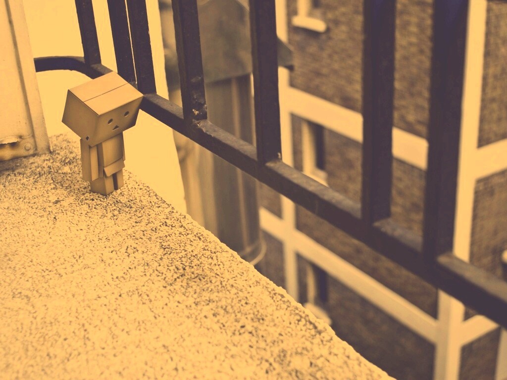 Грустный картонный человечек обои