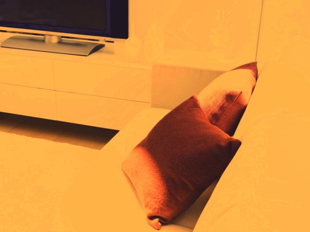 Подушки на диване обои