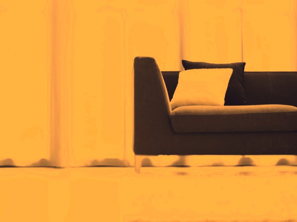 Диван с черной и белой подушками обои