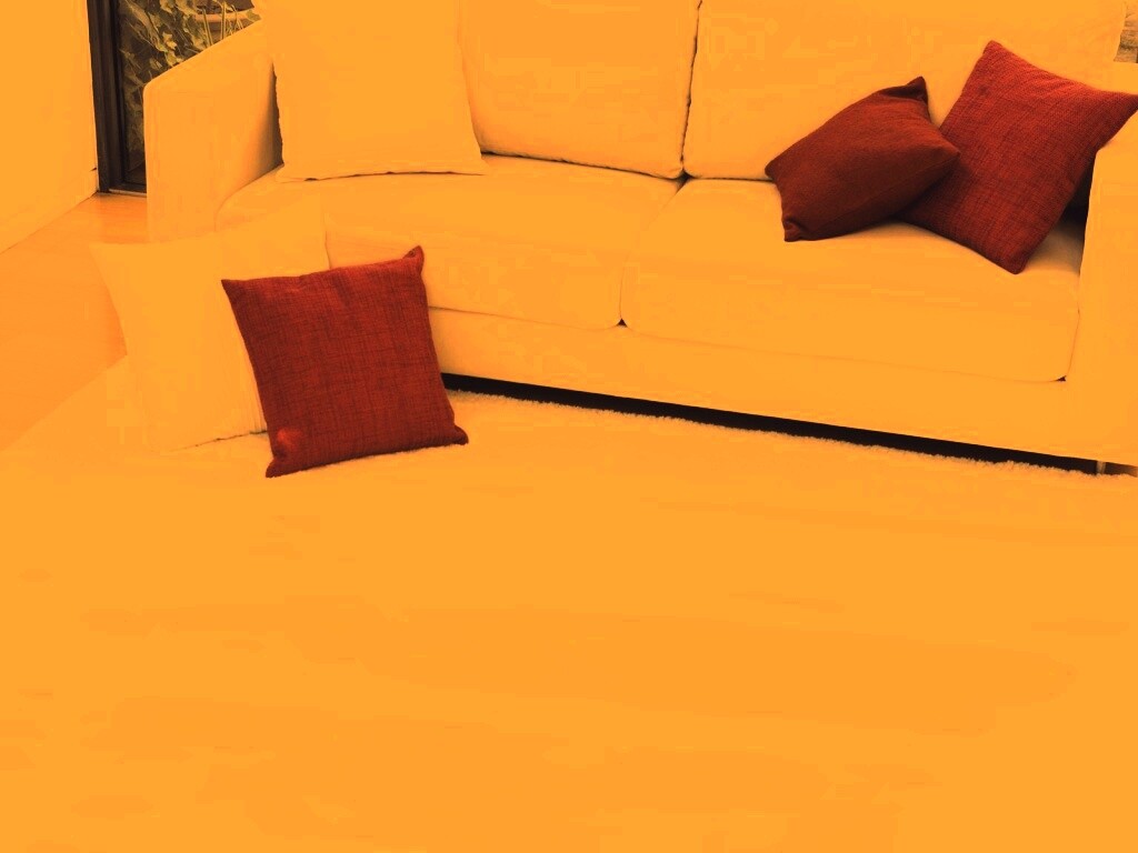 Диван с подушками обои