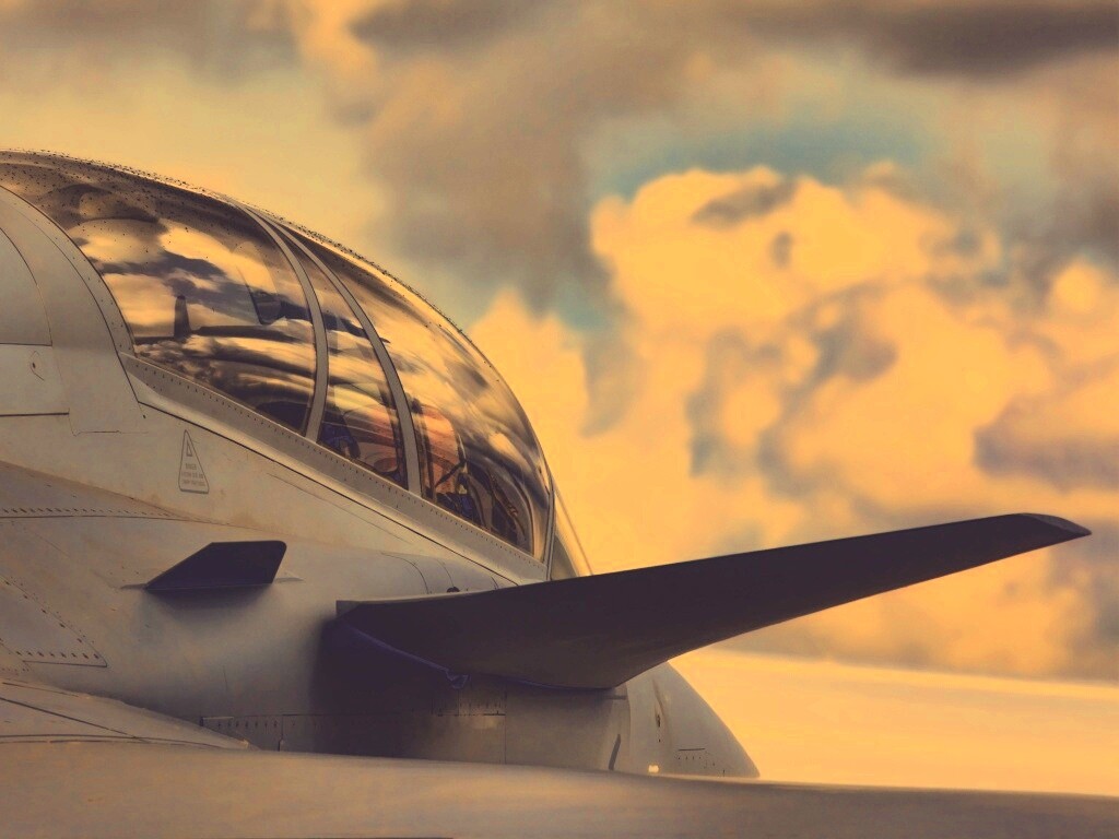 С крыла истребителя обои