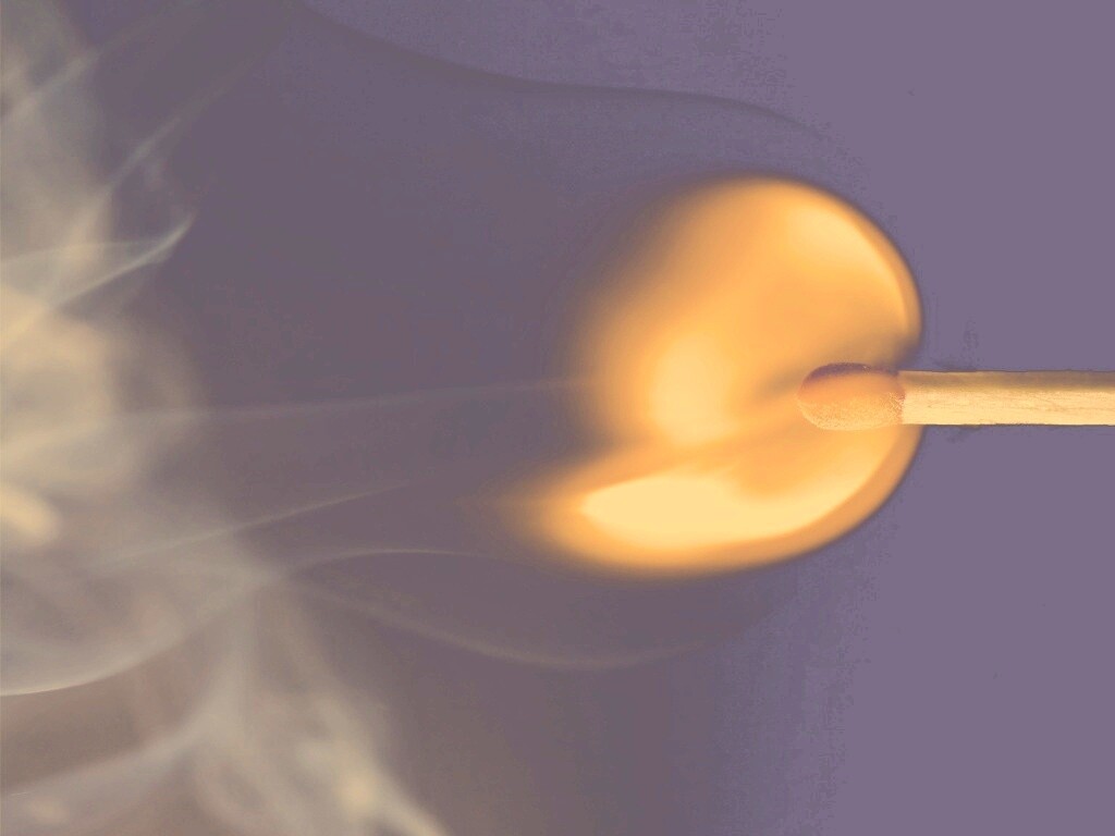 Горящая спичка обои