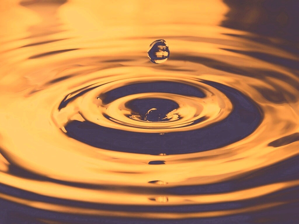 Капля падает в воду обои