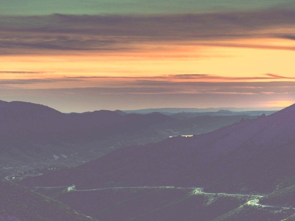 Закат на склонах гор обои