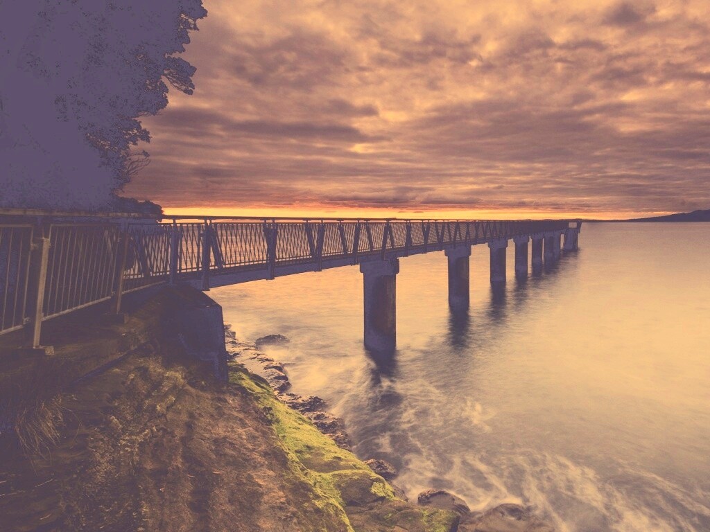 Уходящий в даль причал обои