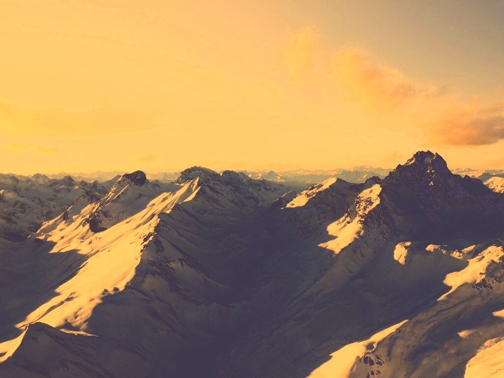 Залитые солнцем горы обои