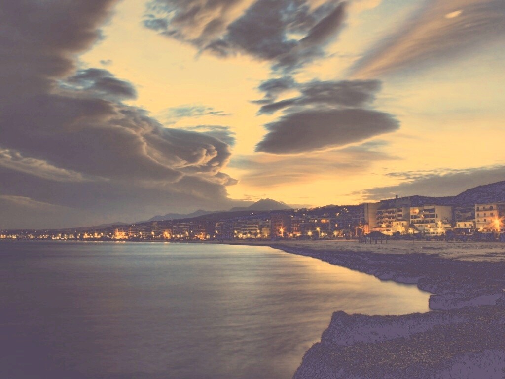 Красивый закат над городом у моря обои