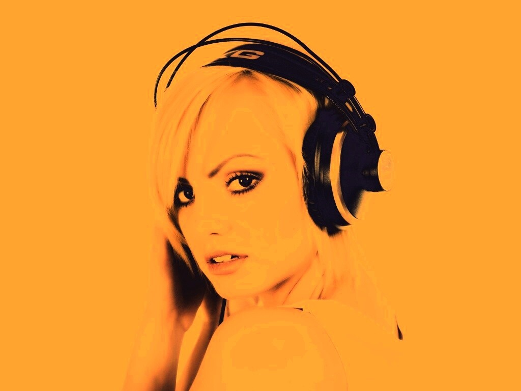 Девушка в наушниках обои
