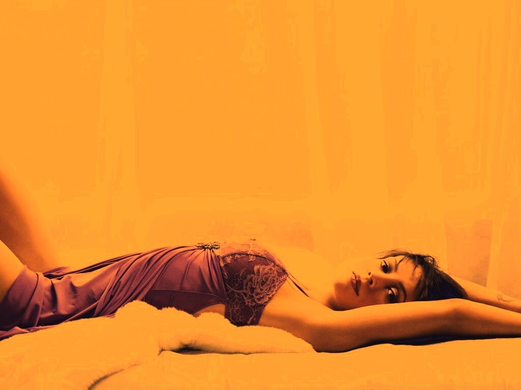 Алиса Милано на кровати обои